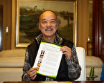 現為中華合唱團總監的香港著名聲樂教育家容可度，簽名支持香港康文署邀請美國神韻藝術團來港演出。（潘在殊／大紀元）